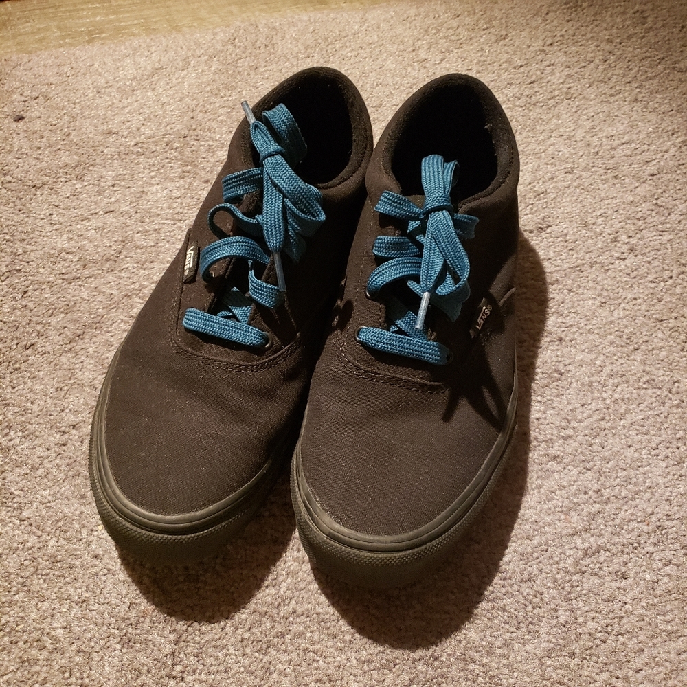 Classic VANS black tennies
